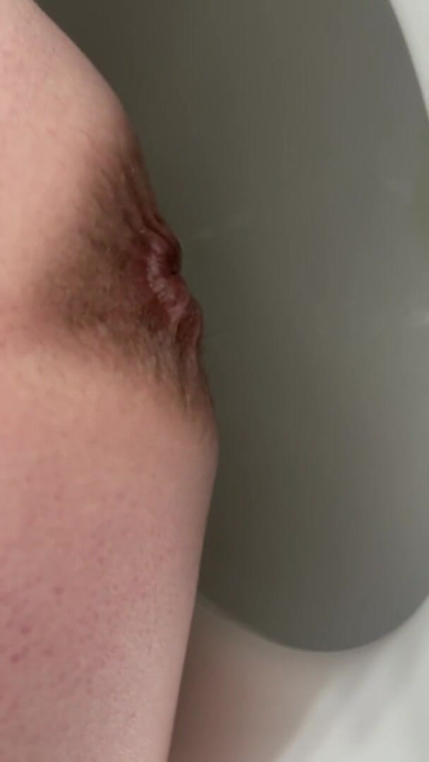 Countryside porn: Ibu tiri lagi bugil dan kencing di toilet