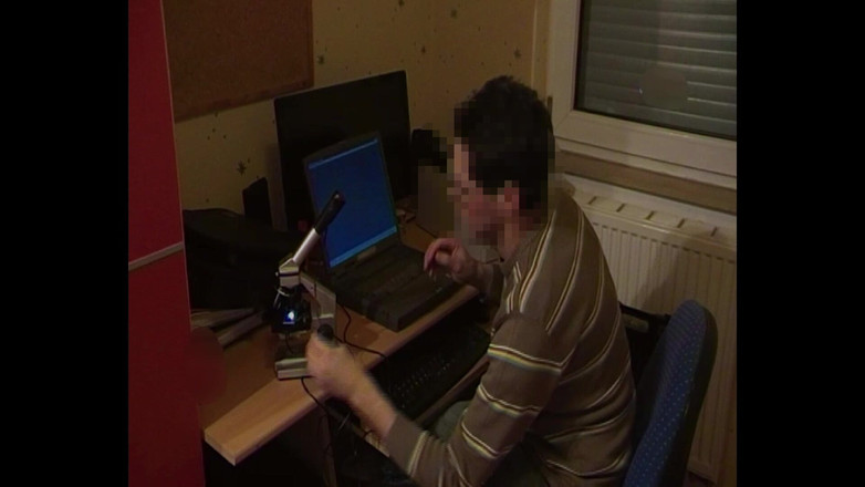 Mark Hannes: Cewek sange ini lagi asik masturbasi pakai sperma hangat di...