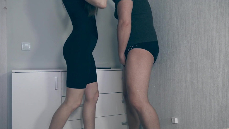 Homemade ballbusting: Keine gnade, muss versuchen, wie meine absätze an seinen dummen...