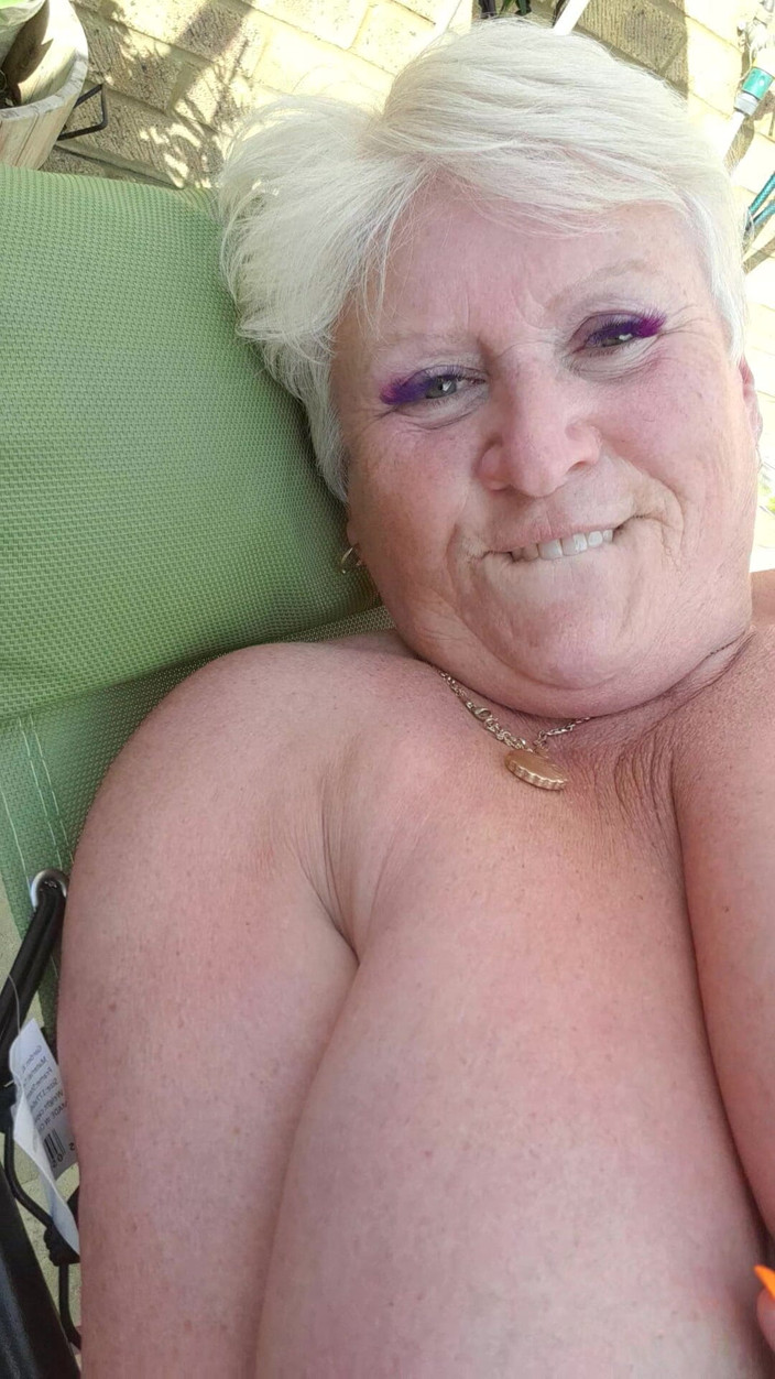 Uk Joolz: 집에서 햇살을 받으며 애무하는 젖탱이