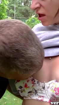 Une belle-fille allemande mince fait du sexe tabou dans le jardin