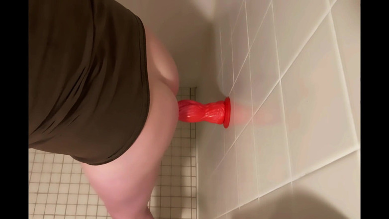 Gracie Love: Hotel shower fun from 7 inches to WTF