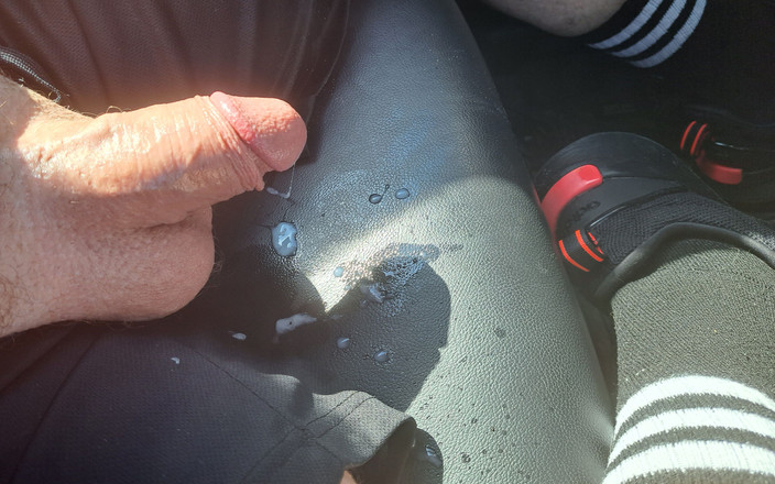 BearyHairy: 야외 주차장에서 정액을 빠는 털이 무성한 비