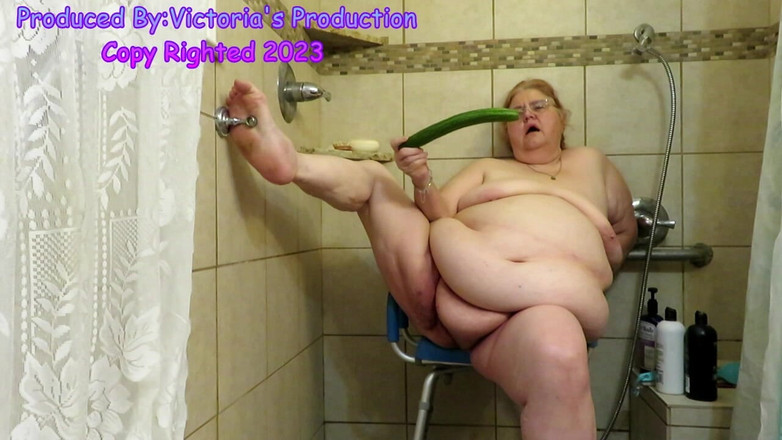 BBW nurse Vicki adventures with friends: Jururawat Vicki mengambil timun bahagian 3 daripada 3