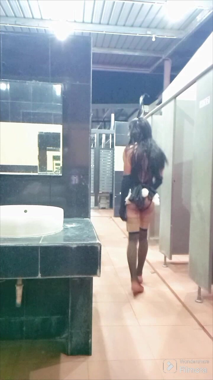 Menaiisd: सार्वजनिक टॉयलेट में खरगोश के कपड़े बदलना