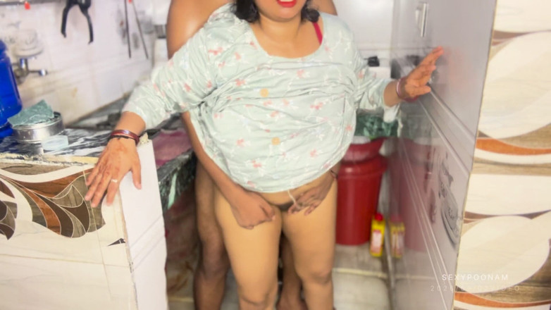 Badal09: ส่าหรีของพี่สะใภ้หลุดในห้องครัว - พี่ชายไม่แท้บีบเธอก่อนปล่อย