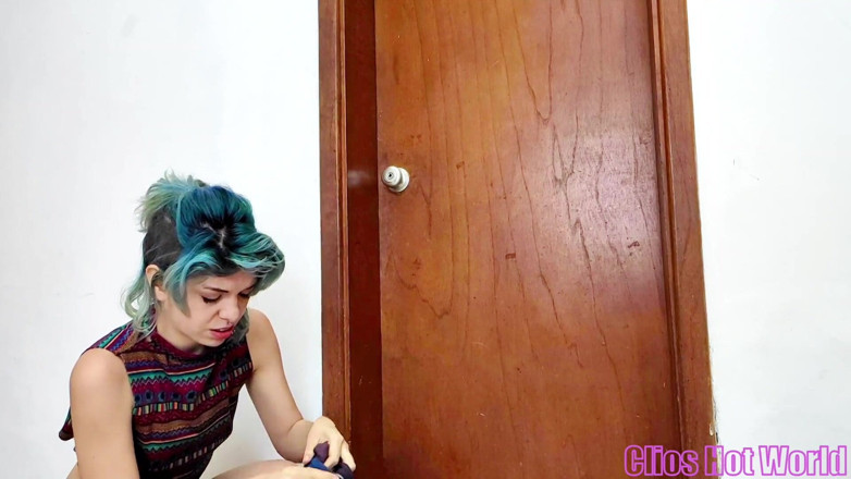 Clios Hot World: I accidentally pee my pants waiting desperately