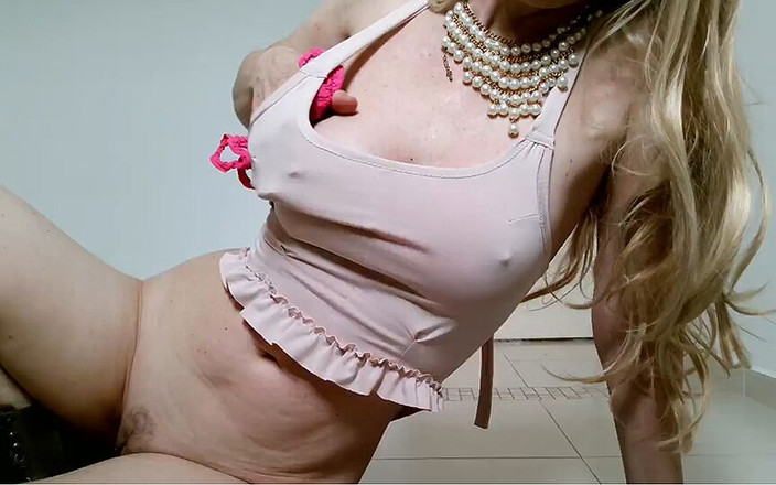 Brazilian_Miss: Hračka uvnitř krémové stydké kundičky s malými kalhotkami