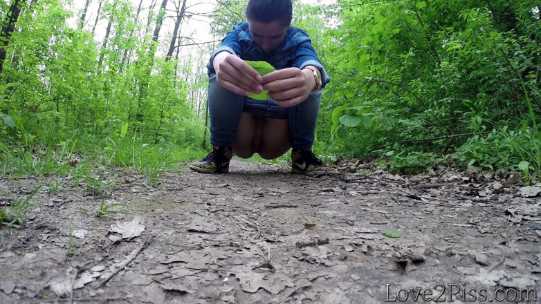 Love 2 Piss: All natural. Ingrid is peeing and wiping herself with a...
