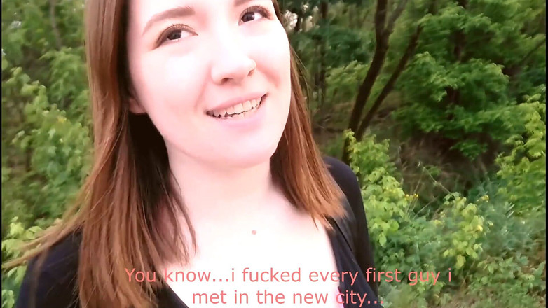 Waldemaria: 饥渴的丰满少女在新城市里干了第一个来者