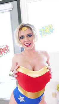 Dee Williams, MILF blonde à gros nichons, costume de POV, pipe profonde et avalage de sperme