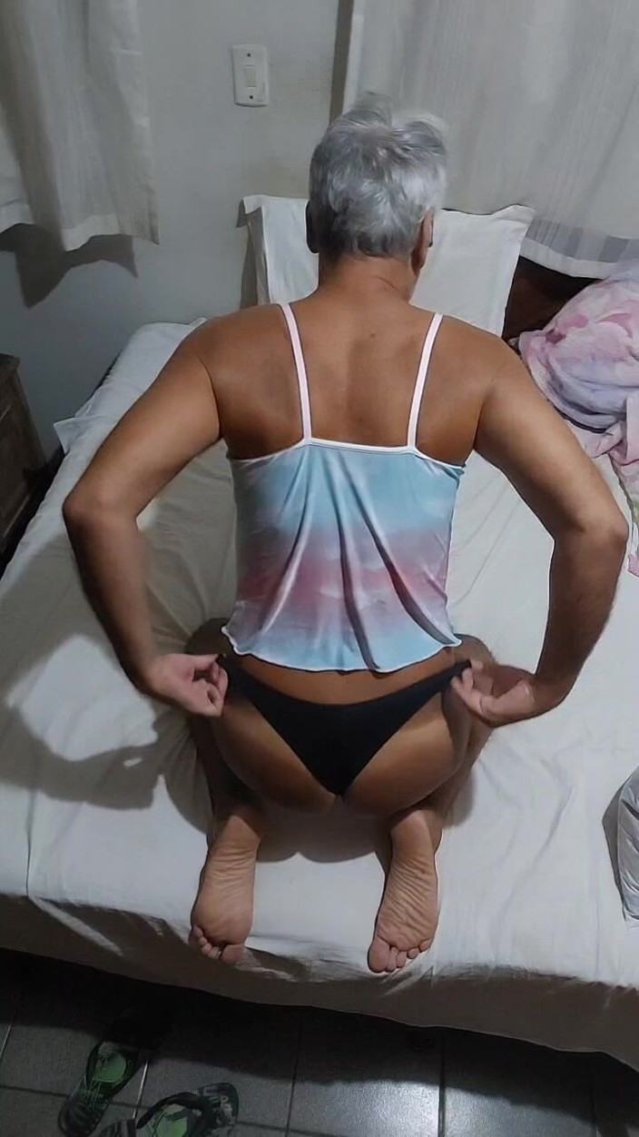 Ladysilvas: Ladysilva in Bed Doing Live Chat Showing off Her Hot...