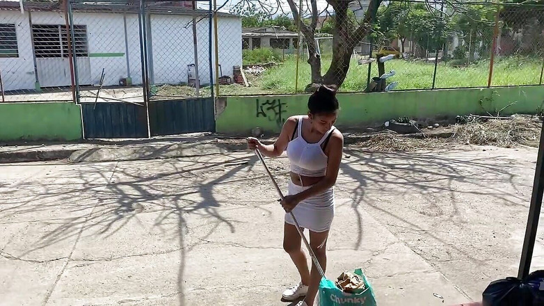 Yeison: 내 집 밖에서 청소하는 것이 지루하고 이웃이 섹스를 권유하고 받아들인다