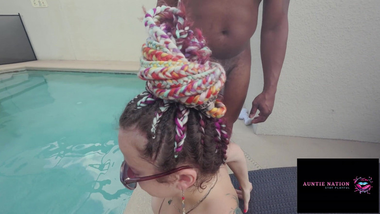 Auntie Nation: Čas na hraní u bazénu pro Rozdrcení a Pikantní Ukrajinku