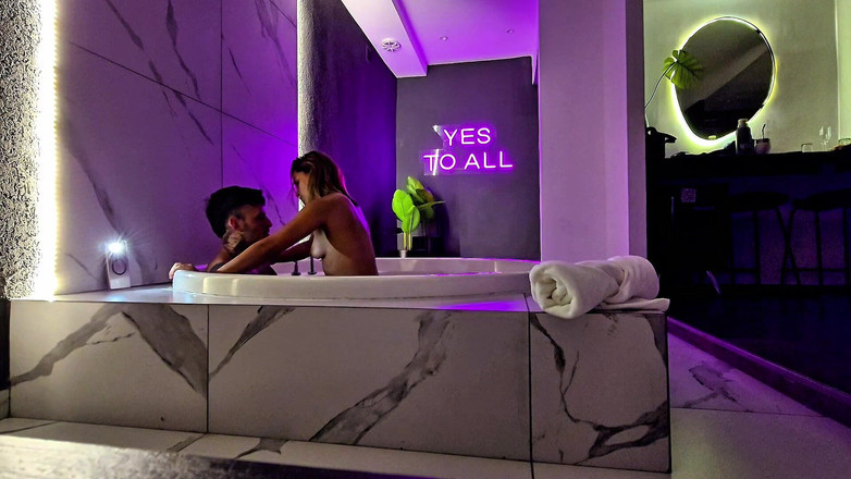 Young big apple: Hinter Den Kulissen Im Motel-whirlpool. Masturbation Und Sex.