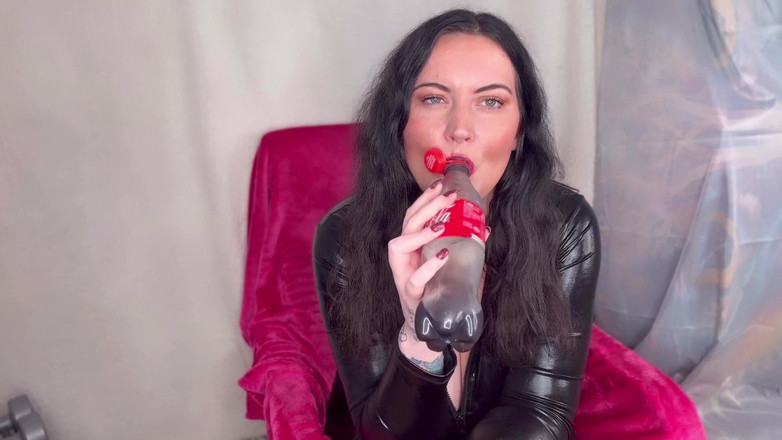 MissFFW: Miss ffw lagi asik muasin memeknya pakai botol cola &amp; burping