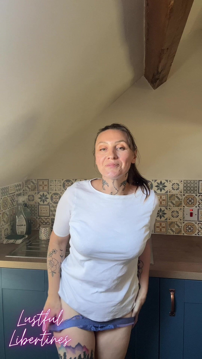 Lustful Libertines: Pipì Nel Lavello Della Cucina