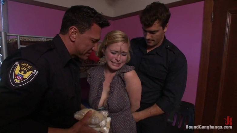 Bound Gang Bangs by Kink: Pobre menina americana presa no México primeiro gangbang e dp...