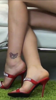 Sofia cucci öffnet ihre fotze weit für dich