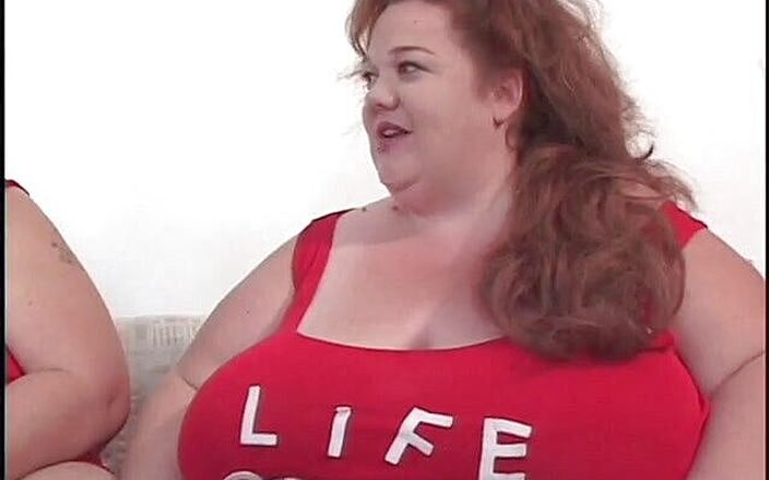 Cumming Soon: Chica gorda de vientre en uniforme rojo monta un palo...
