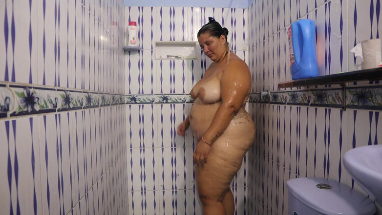 Lexly_16: 微胖女孩洗澡，为她的情人展示她所有的阴户和奶子