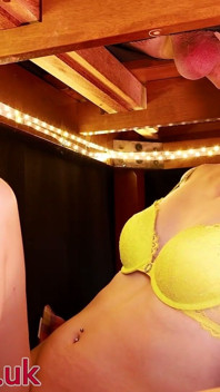 Sexy britská zrzavá sestra je ošukaná do mrdky