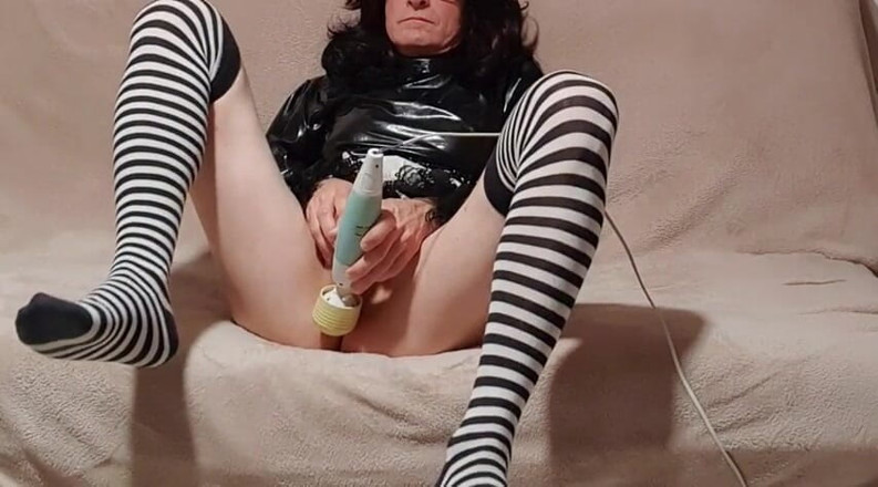 Sissy humiliee expose: I love play with my vibro closed in my sissy...