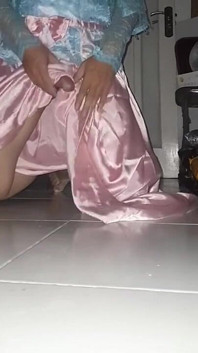 Asiatischer transvestim satin national kleid sperma vergnügen