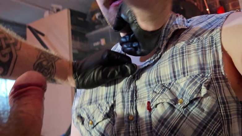 Bob Steel: Stuart beruang dan bob cigar berkongkek asap