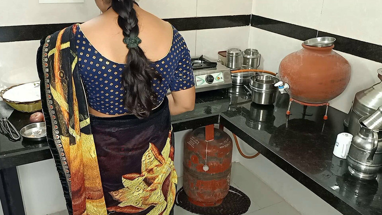 Sexy Komal: 我不能在厨房里被干