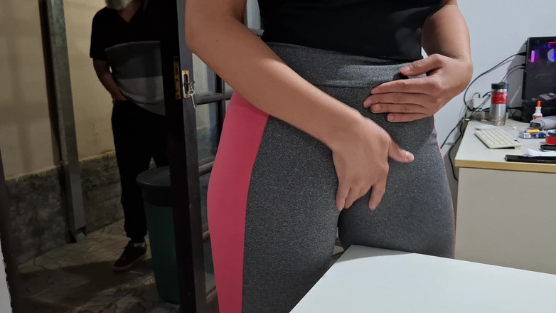 Gabi SweetCouplesStories: Komşunun yardımıyla masada deve toynağıyla mastürbasyon yapıyor