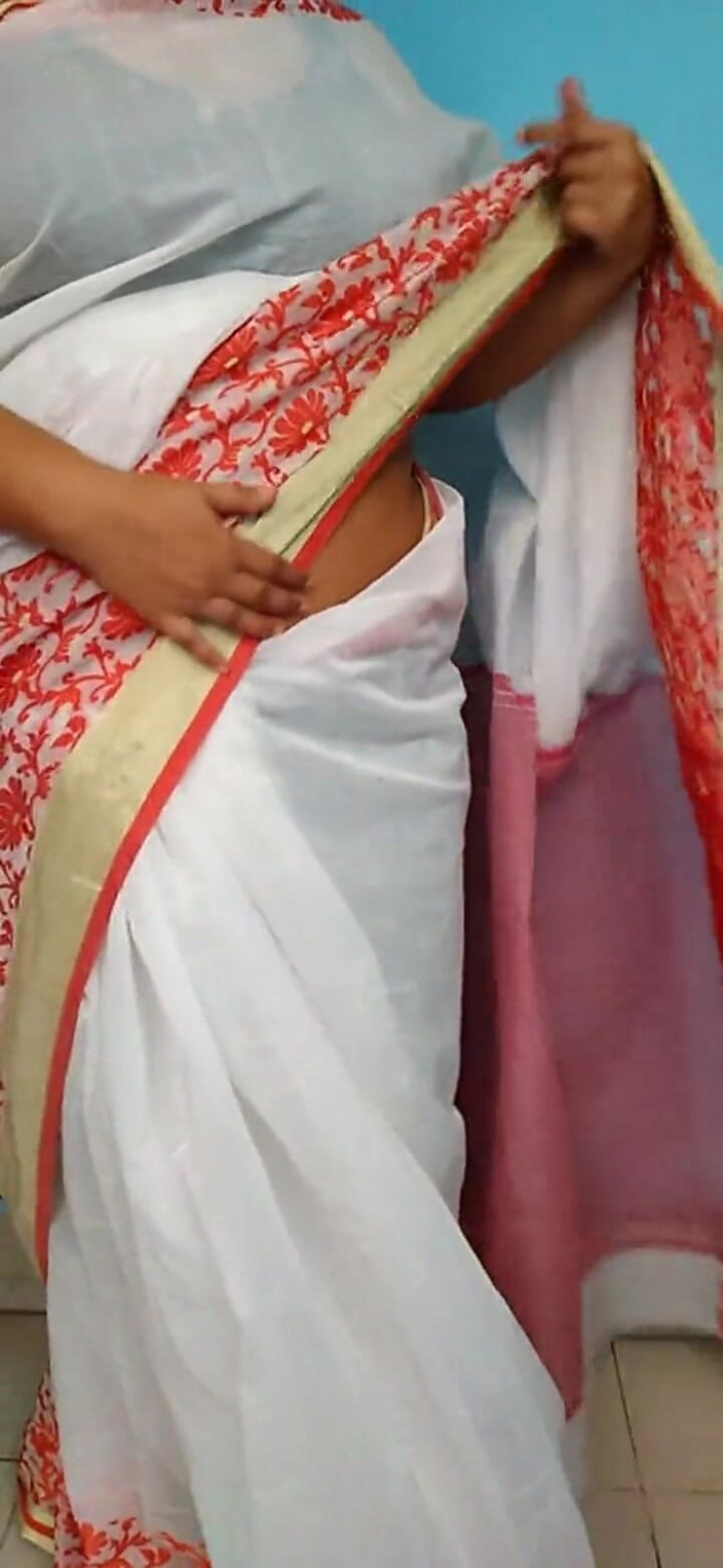 Aria Mia: Hindi Hot Mom Saree Open Video Hot