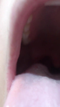 Ma demi-sœur indienne me montre à l’intérieur de sa bouche sa langue et ses dents