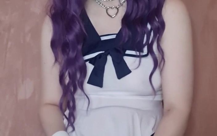 kyu_misa: Kitten inci dildo ile oynamayı seviyor
