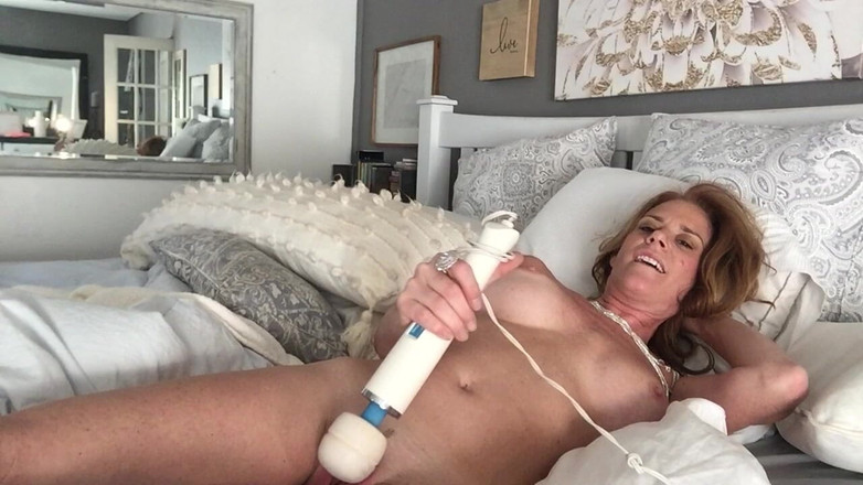 Chanellove88: Readhead 熟女用 hitachi 取悦自己