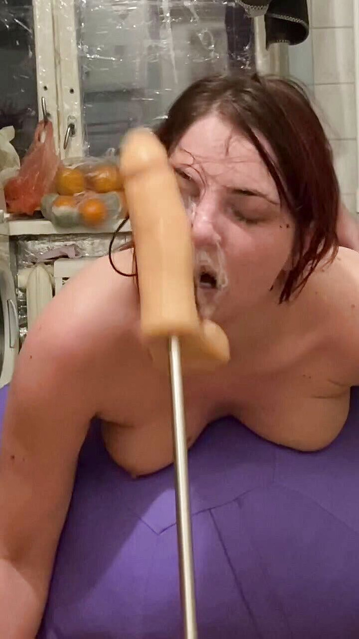 Elena917: hluboké kouření a plivá hra se šukacím strojem