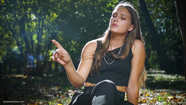 Russian Smokers: Seductora belleza rusa fumando cigarrillo en estudio