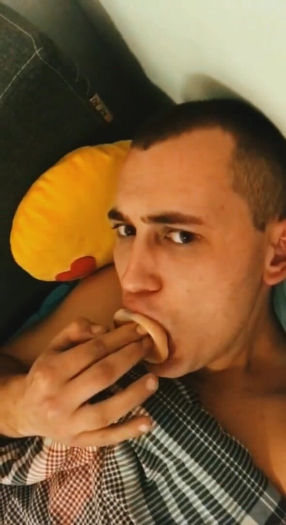 Merry Bell: 若いゲイは玩具を吸う