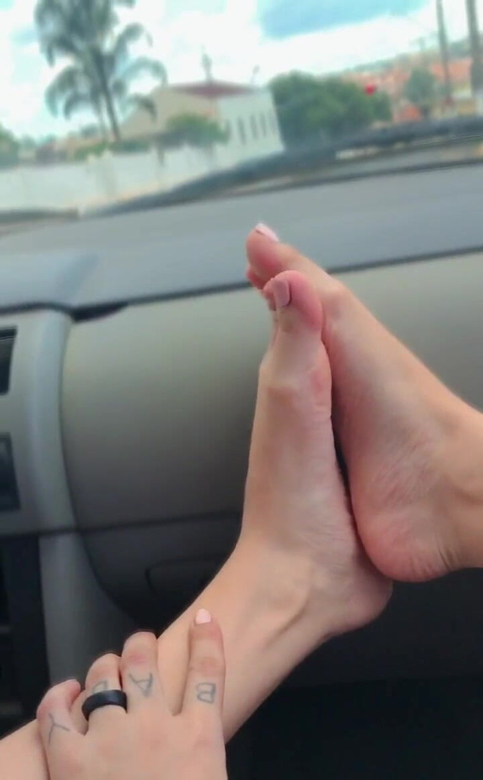 SatanicCandy: 看我的脚在破折号上