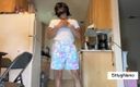 Xooshua (xblue18): Joven sexy se desnuda completamente en la cocina antes de...