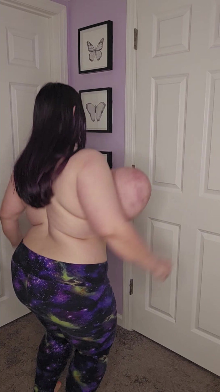 Sarah Rae: Des seins énormes sautent des crics