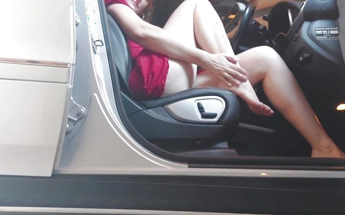 Flor_latina: Masturbasi sampai orgasme di dalam mobil
