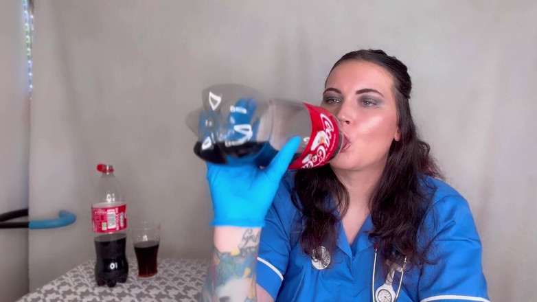 MissFFW: 看護師が炭酸飲料を飲んでげっぷをしている