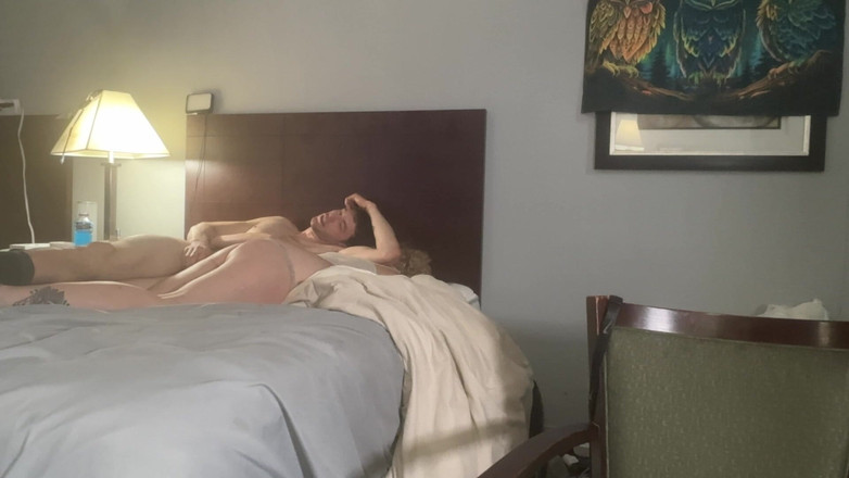 Alpha stud 4 u: おもちゃを彼女の尻に入れて、それから彼女を突く