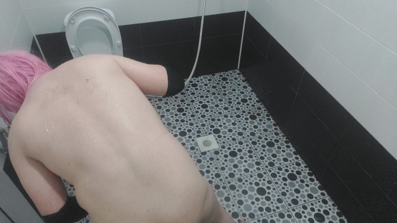 Kitty_Cross: お尻ニューハーフ白おいしい曲線美ボディがバスルームの床でいちゃつく