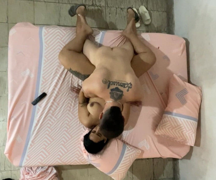 Monozion: Med tatuerad latina