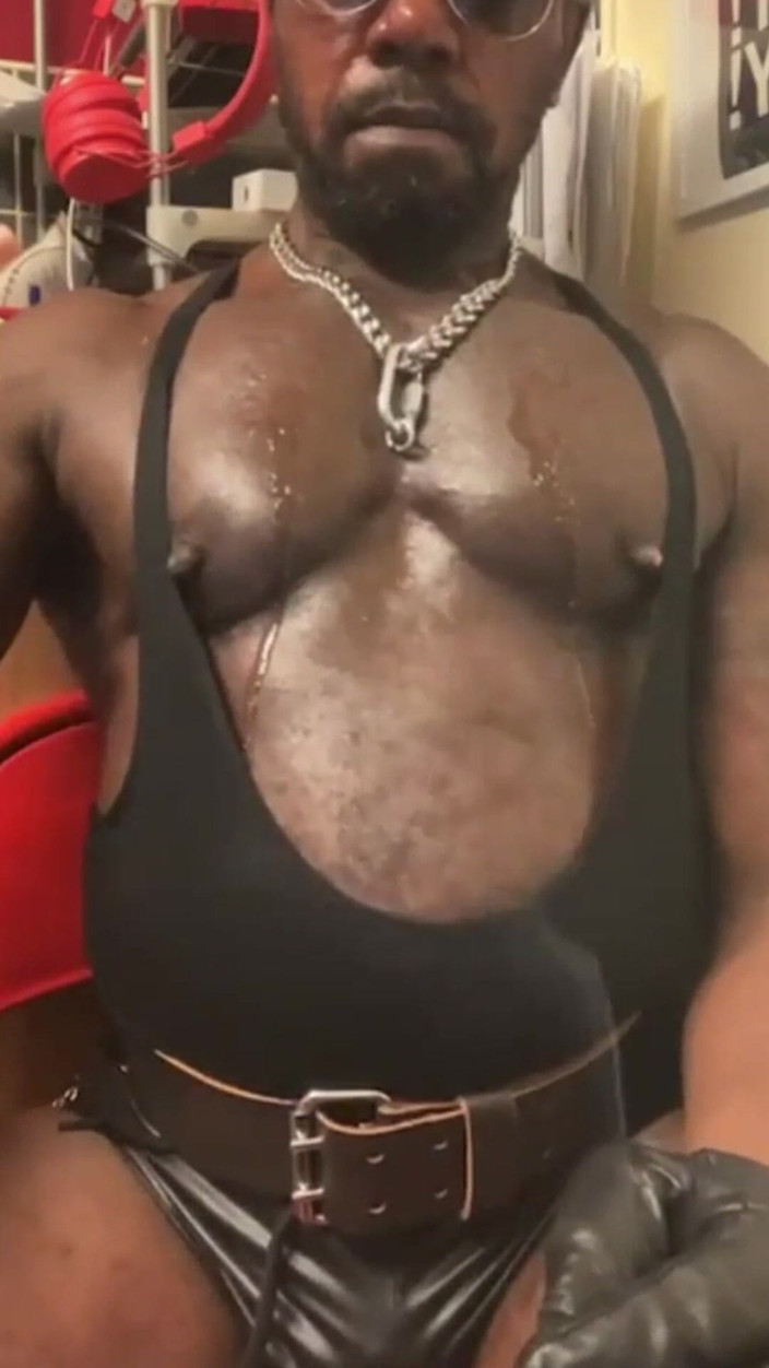 Black smoking muscle stepdad: Adegan merokok dengan kulit dan ketat yang seksi dan cergas