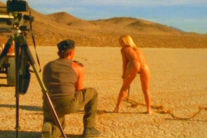 THAGSON RETRO: Gagică blondă udă de pișat îngenuncheată pentru dușul auriu din deșert