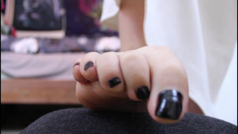 VickyVixen: Lady Dimitrescu Foot Worship
