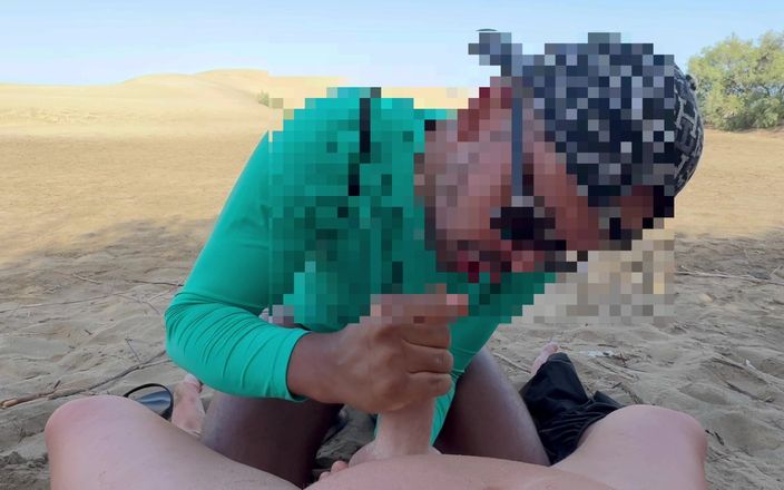 Kadu: 彼がガールフレンドを待っている間に見知らぬ男から棒をしゃぶる